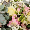 Różowa alstromeria i róże